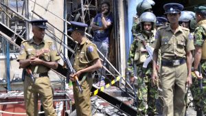Polis patrullerar i Pallekel, en förort till Kandy 6.3.2018 Polis patrullerar i Pallekele, en förort till Kandy i Sri Lanka 6.3.2018.