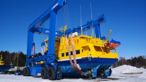 Nordens största grensletruck finns i Valkom hamn. Med den lyfts tunga fartyg i en handvändning. Bild på lyftkranen i Valkom.