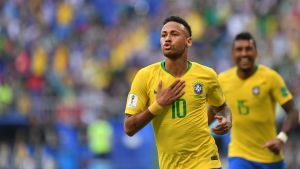 Neymar och Philippe Coutinho har varit Brasiliens främsta målskyttar i VM med två fullträffar var. Brasiliens fotbollsstjärna nummer ett, Neymar, firar mål mot Mexico.