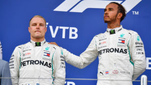 Bottas och Hamilton, än så länge jämna. Valtteri Bottas och Lewis Hamilton står på prispallen