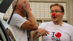 Antti har varit med förr. Redan 2010 gick han klädd i clownnäsa på Näsdagen. Antti Koivukangas och Antti Haavisto i röda clownnäsor på näsdagen 2010.