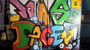 Konstskolan Balatakos version av näsdagslogon 2018, en färggrann graffiti. en graffiti med texten näsdagen