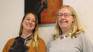 Jessica Bårdsnes och Harriet Lindelöf-Sahl. Två kvinnor står framför en tavla. Kvinnan till vänster är kring 40 år och har ljust långt hår. Kvinnan till höger är kring 50 år. Hon har blont axellångt hår och glasögon.