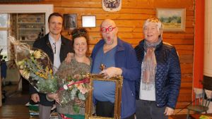Kommundirektör Robert Nyman uppvaktade Maria och Pekka von Cräutlein tillsammans med Ingå Företagares ordförande Ulla Gunnarsson. Glad i Ingå-ambassadörer. Kommundirektör Robert Nyman uppvaktade Maria och Pekka von Cräutlein tillsammans med Ingå Företagare rf:s ordförande Ulla Gunnarsson.