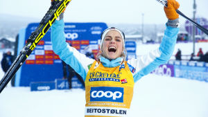 Therese Johaug har varit i en klass för sig i världscupen. Therese Johaug jublar efter segern i Beitostölen.