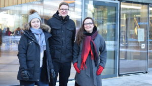 Jennifer Sandström, Ainur Elmgren och Pontus Edvinsson har flyttat hit från Sverige och Island Jennifer Sandström, Pontus Edvinsson och Ainur Elmgren står utanför Ode i Helsingfors.
