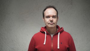 "Det fanns ingen anledning att utesluta de andra alternativen. Nu fattades ett politiskt beslut utan att man utredde någonting, vilket jag inte tycker är speciellt rationellt", säger företagaren Peter Vesterbacka. En man med allvarlig min står framför en vit vägg. Han är iklädd en röd munkjacka.