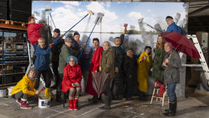 Skådespelarteamet samlat för gruppfotografering. Foto från Suomen historia på Esbo Stadsteater.