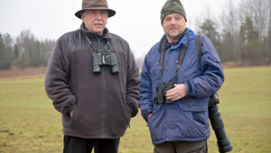 Hans Lindholm och Roger Morberg har i årtionden sysslat med fågelskådning. Hans Lindholm och Roger Morberg står bredvid varandra.