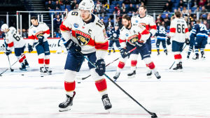Barkov har snart avslutat sin första säsong som lagkapten. Aleksander Barkov och hans lagkamrater värmer upp.