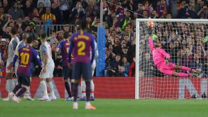 Messi skruvade in en frispark från 25 meter. Lionel Messi skruvar in en frispark bakom Allison.