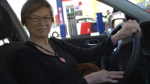 Margareta Nyman tycker att många saknar hänsyn i trafiken. Kvinna sitter vid ratten inne i en bil.