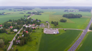 Logistiskt sett kan det kännas smidigt för till exempel Degerbybor att ta bussen längs stamväg 51 och åka raka vägen in till huvudstadsregionen och gymnasierna där. Helikopterbild av Degerby centrum