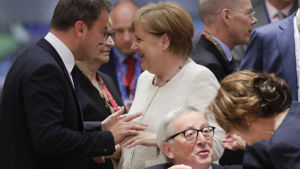 Luxemburgs premiärminister Xavier Bettel samtalar med Tysklands förbundskansler Angela Merkel.