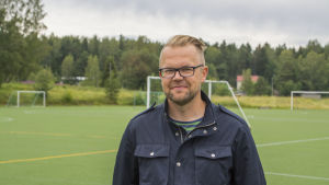 Johnny Holmström vid Tolkis fotbollsplan