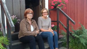Alice Öster och Ulla Pesonen är sommargäster i Fagervik Alice Öster och Ulla Pesonen har inte traditioner kring kräftor.