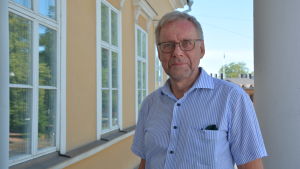Åbo Akademis rektor Mikko Hupa säger att Åbo Akademi är redo för att börja utbilda provisorer Hupa tittar in i kameran.
