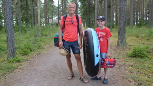 Mikael Nylund och William Smeds kände inte till att vattnet var förorenat. Far och son på stig vid badstrand i Borgå.