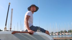 Eddie Myrskog har varit noga med att skydda sig för solen under sina sex dagar till havs. Eddie Myrskog sitter på roddbåten och ler mot kameran.