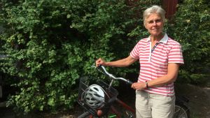 Mikaela Ahlman har fritidsbott i Korpo och Nagu hela sitt liv. Mikaela Ahlman med sin cykel.