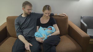 Sofia Tigerstedt och Jussi Ukkonen njuter av den första tiden med den nya lilla familjemedlemmen. Yleiskuva