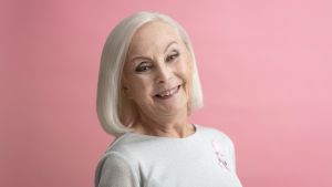 Skådespelaren Seela Sella har designat årets Rosa Bandet-sidenband. skådespelaren Seela Sella
