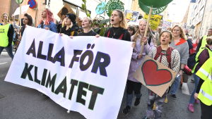 Raseborg är officiellt en Hinku-kommun: stadens mål är att få ner sina klimatutsläpp. Planen för Läpp och Horsbäck tjänar inte det här målet säger statliga myndigheter. Bilden är från en demonstration i Stockholm i september. Klimatdemonstration i Stockholm.