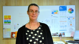 Att slå ihop två rektorsposter utan att utreda vad det skulle betyda för skolans verksamhet är förhastat, tycker Maria Engblom. en kvinna står i sitt kontor. hon har svarta kläder på sig och håret uppsatt i en hästsvans
