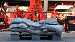 Sandsäckar ska skydda depån från översvämning. Sandsäckar står utanför Ferraris garage