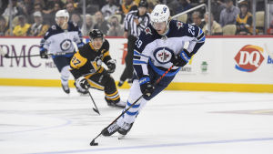 Laine har gjort 63 poäng den här säsongen. Patrik Laine med pucken i en match mot Pittsburgh.