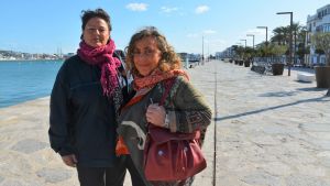 Cati Mari (tv) och Neus Escandell Tur (th), som är födda på ön menar att spekulationerna i mark och fastigheter måste få ett slut. Två kvinnor står på en strandpromenad.