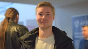 Vincent Eriksson studerar andra året på Novia i Ekenäs. En ung man (på rekryterinsmässa).