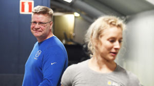 Mika Tiainen får hålla ett vakande öga på sin adept – också utanför gymmet. Anni Vuohijoki med sin tränare Mika Tiainen.