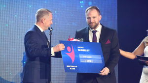 Erik Lundell tar emot sitt pris. Erik Lundell tar emot pris på finlandssvenska idrottsgalan 2020.