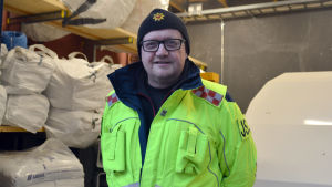 Brandinspektör Jari Sopen-Luoma välkomnar västnylänningarna att bekanta sig med brandstationerna i Västnyland på 112-dagen (11.2). Porträttbild på Jari Sopen-Luoma.