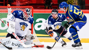 Frans Tuohimaa hade ingen rolig första period. Frans Tuohimaa räddar ett skott från en svensk spelare.