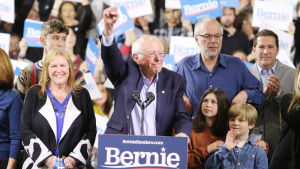 Bernie Sanders uppträdde som en vinnare hemma i Vermont trots att han klarade sig sämre än väntat under supertisdagen. Hemma i Vermont vann han ändå en övertygande seger. bernie sanders tackar sina väljare i Vermont för stödet och firar sin seger.