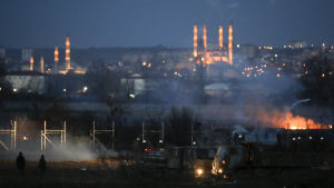 Eld, rök och tårgas har varit vanliga syner vid gränsen mellan Turkiet och Grekland de senaste dagarna då tusentals flyktingar har försökt ta sig över gränsen. Eldar, tårgas och rök vid gränsen mellan Turkiet och Grekland.