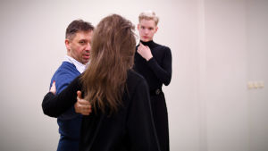 Hagelstam pratar flytande estniska och har inga problem att hänga med på lektionerna. Mikael Hagelstam dansar med Eva-Maria Kesner i Tallinn. Dansstudions ägare Ivo Kappet följer med.