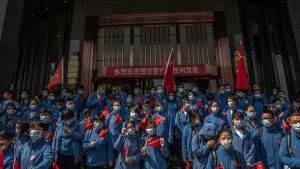 Kinesiska sjukvårdare avtackas under en ceremoni innan de reser hem från Wuhan. 6.4.2020 Kinesisk sjukvårdspersonal avtackas under en ceremoni innan de reser från Wuhan. 6.4.2020
