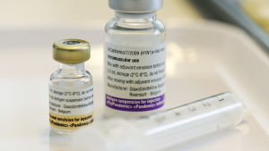 , Organisationer har rapporterat om problem med att upprätthålla vaccinprogram i u-länderna på grund av minskat flygande under coronapandemin. Behållaren med Pandemrix-vaccin.