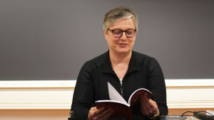 Anna-Lena Juslin gillar att ha fler elever men hoppas de hinner satsa på sådana ämnen de faktiskt gillar. Anna-Lena Juslin bläddrar i Maols tabeller.