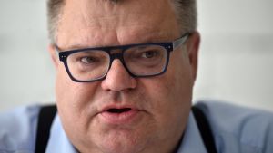 EU har krävt att Lukasjenkos utmanare Viktor Babaryko släpps på fri fot. Den här bilden på Babaryko är tagen den 11 juni, innan han greps. EU har krävt att Lukasjenkos utmanare Viktor Babaryko släpps på fri fot. Den här bilden på Babaryko är tagen den 11 juni, innan han greps.