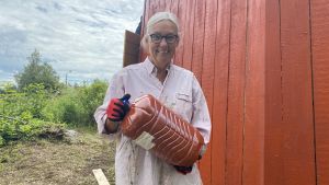 För Ulrica ”Ki” Grankvist-Nybacka är det en närmast filosofisk process att koka rödmylla. Ulrica Grankvist-Nybacka står framför väderkvarnen med en stor flaska röd färg i händerna.