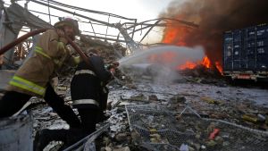 Räddningspersonal försöker släcka bränderna som orsakats av explosionen. Räddningspersonal försöker släcka bränderna som orsakats av en explosion i Beirut i Libanon.