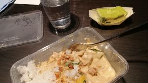 Så här kan en vanlig matportion se ut i australiensk karantän. En matportion i plastburk.