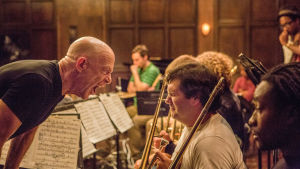 Whiplash: J. K. Simmons simputtaa Fletcher (J. K. Simmons) huutaa soittajaoppilaalle elokuvassa Whiplash