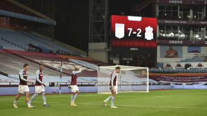 Det som är synd är att anhängarna inte kunde vara där för att fira med oss, säger Dean Smith efter de historiska scenerna. Aston Villa firar mål mot Liverpool. Det står 7-2 på tavlan.