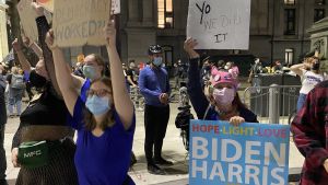 Människor som firar Bidens seger i Philadelphia. Människor i Philadelphia firar Joe Bidens seger.