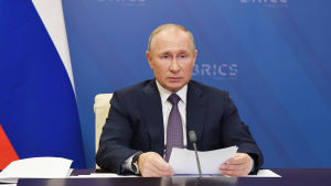 Putin deltar i Brics-ländernas virtuella toppmöte den 17 november 2020. Rysslands president Vladimir Putin sitter vid ett bord med papper framför sig och en blå bakgrund med texten Brics. Putin deltar i Brics-ländernas virtuella toppmöte den 17 november 2020. Brics består av Brasilien, Ryssland, Indien, Kina och Sydafrika.